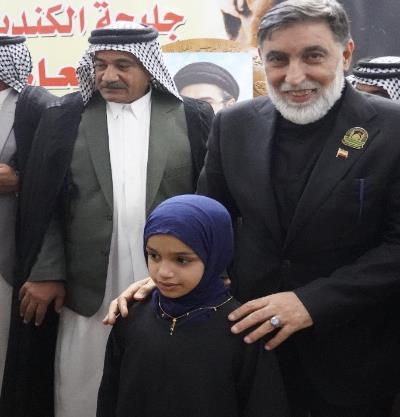 تکریم دختر بچه عراقی توسط سرپرست سرکنسولگری جمهوری اسلامی ایران در کربلای معلی