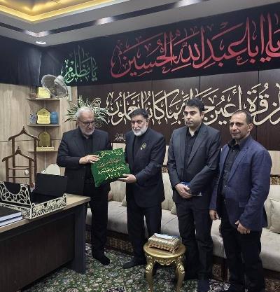 اهدای پرچم گنبد حرم امام حسین(ع) برای بدرقه پیکر رهبر شهید