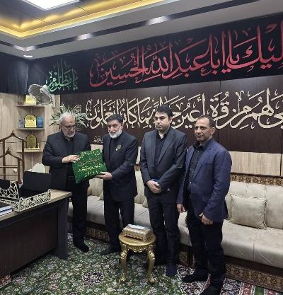 إهداء رایة قبة الحرم الحسیني الشریف لتوشیح جثمان القائد الشهید