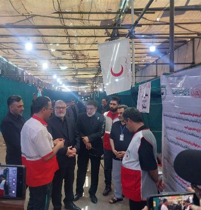 موكب «پای کار حسین (ع)» يباشر تقديم خدماته عند مدخل قسم المراجعين في القنصلية